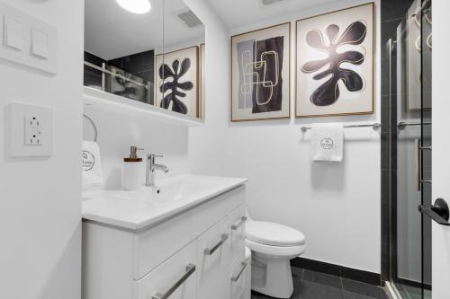 Et badeværelse på Impeccable Parc Avenue Pad With Parking