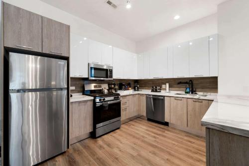 Una cocina o kitchenette en Stylish 3BR Gem in Prime Location