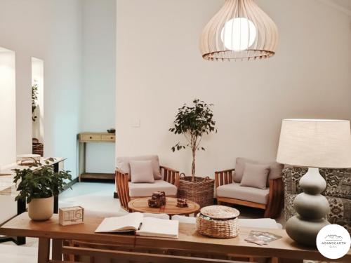 ケープタウンにあるAdamsgarth Guesthouse Hout Bayのリビングルーム(ランプと椅子付きのテーブル付)