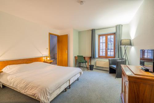 En eller flere senge i et værelse på Maison de Groupe - Salle de Jeux, Cuisine, salle à manger et Salon ouverts