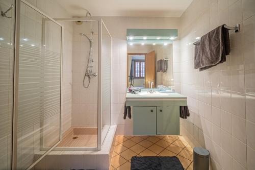 Et badeværelse på Maison de Groupe - Salle de Jeux, Cuisine, salle à manger et Salon ouverts