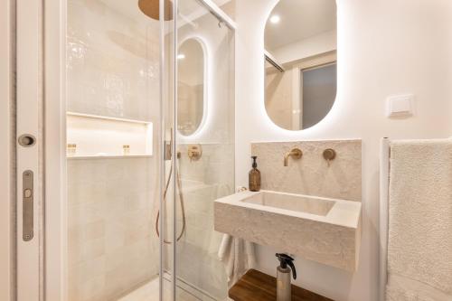 un baño con lavabo y ducha en BLQ Charneco 1BDR in Boliqueime by LovelyStay, en Boliqueime