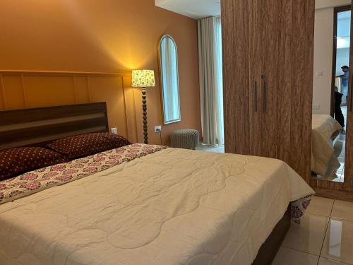 En eller flere senge i et værelse på Elite Apartment in Kochi