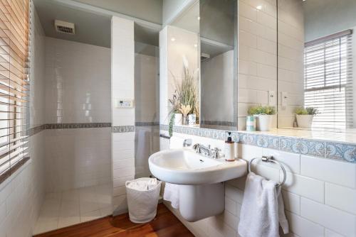 Ένα μπάνιο στο The Birdwood Villa by Homello Luxury Home with Views and steps to Parnell Village