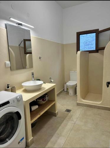 Ванна кімната в Patmian Charm in Skala 3-Bed