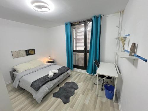 Кровать или кровати в номере Chambre Parisienne - Proche RER & 20 min Paris
