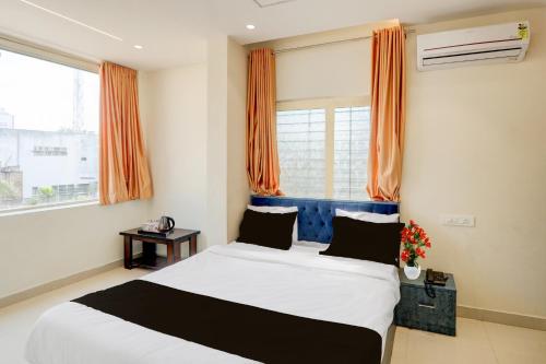 Giường trong phòng chung tại Hotel O Vemulawada Temple Formerly Kamakshi Bliss