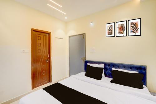 Giường trong phòng chung tại Hotel O Vemulawada Temple Formerly Kamakshi Bliss