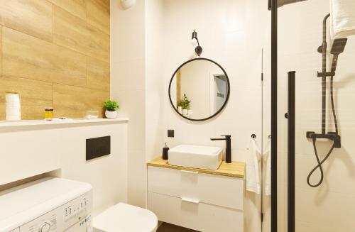 un baño con lavabo y espejo en SkyTravel 26 Apartament Pileckiego Nowy Dwór Mazowiecki Airport Modlin 24H, en Nowy Dwór Mazowiecki