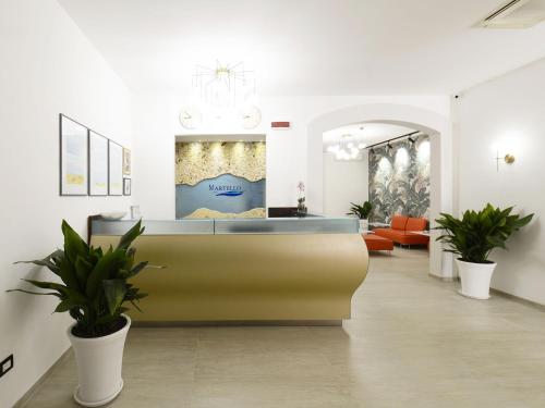 una hall con area di attesa con piante in vaso di Best Western Hotel Martello a Lampedusa