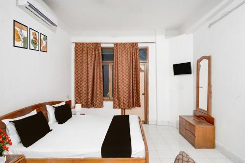 菩提伽耶Hotel O Buddha Statue Gaya Formerly Uruvela International的一间卧室，里面有一张床和一扇窗户。