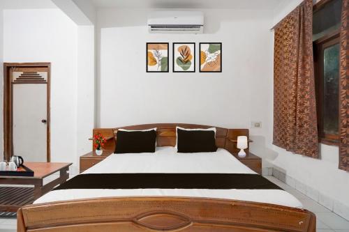 菩提伽耶Hotel O Buddha Statue Gaya Formerly Uruvela International的房间里有一张大床的卧室