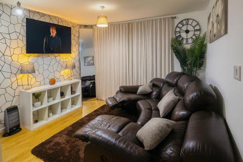 Χώρος καθιστικού στο Landvue Stays Modern 2 Bed 2 Bath Apartment with free parking!