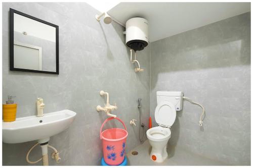 Un baño de Asharfi Bhawan Hotel Ramam Palace Near Ram janam Bhoomi - Fully Air conditioning Comfortable Room - Free Wifi And Room Facilities - Affordable Hotels at Prime Location