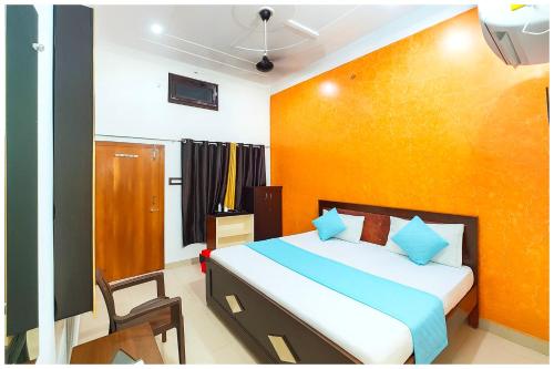 Una cama o camas en una habitación de Asharfi Bhawan Hotel Ramam Palace Near Ram janam Bhoomi - Fully Air conditioning Comfortable Room - Free Wifi And Room Facilities - Affordable Hotels at Prime Location