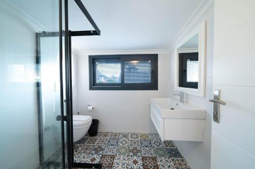een badkamer met toilet en wastafel bij Villa Mira in Ovacik
