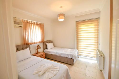 a bedroom with two beds and a window at Villa Rosetta in Cedit