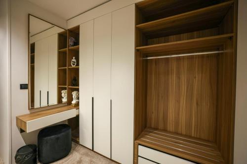 una stanza con armadio con specchio e porta di Royal Regency Eg Hotel a Il Cairo