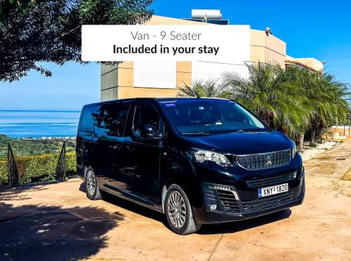 une camionnette noire garée devant un immeuble dans l'établissement Villa Ariella With Sea View, à Agia Marina