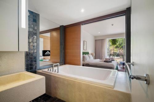 Ванная комната в Stylish 2BR Resort Condo with Seaview Surin