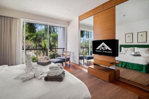 Кровать или кровати в номере Stylish 2BR Resort Condo with Seaview Surin