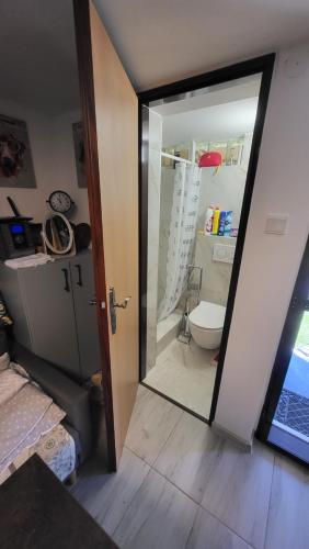 un baño con ducha y WC en Chata so záhradou, en Lutila