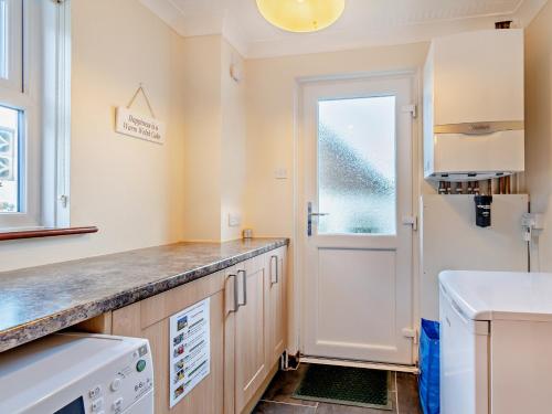 Kuchyň nebo kuchyňský kout v ubytování 3 bed in Fishguard 37270