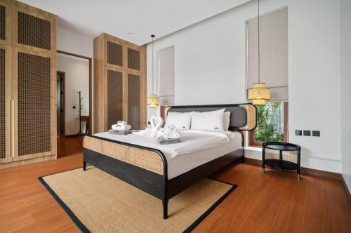 Ένα ή περισσότερα κρεβάτια σε δωμάτιο στο Stylish 3BR Private Pool Villa • Bang Tao Phuket