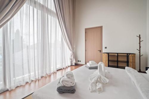 Ένα ή περισσότερα κρεβάτια σε δωμάτιο στο Stylish 3BR Private Pool Villa • Bang Tao Phuket