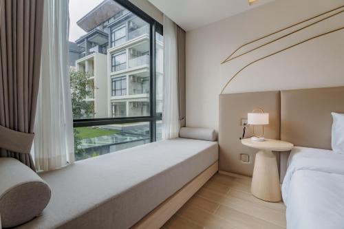 una camera da letto con un letto e una grande finestra di 2229 Wyndham Gardens Elegant Studio Forrest View a Nai Thon Beach