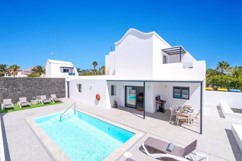 Villa Manuela by Villa Plus