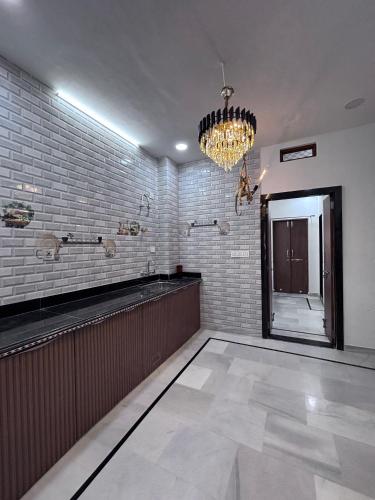 Habitación con bar y lámpara de araña. en Shree Villa, en Jaisalmer