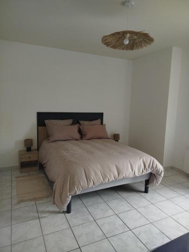 a bed in a white room with a bed sidx sidx sidx at Appartement cocooning in Laval