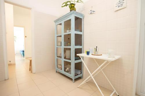 armadio blu in una stanza con tavolo di 5 Terre - Lerici - La Caletta a Lerici