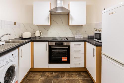 Η κουζίνα ή μικρή κουζίνα στο Landvue Stays Modern 2 Bed 2 Bath Apartment with free parking!