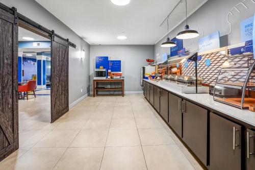 Kuchyň nebo kuchyňský kout v ubytování Holiday Inn Express & Suites Jacksonville - Atlantic Beach by IHG