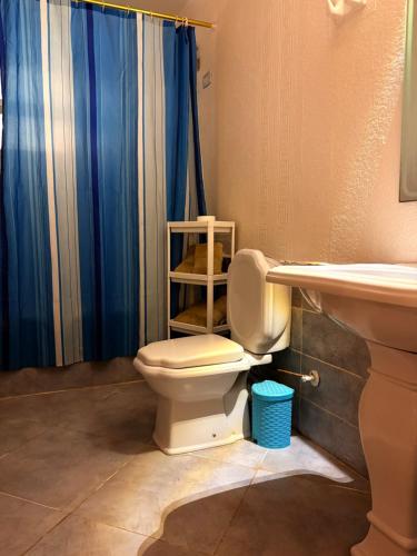 un baño con inodoro y lavabo en Villa Sela Gem, en El Cairo