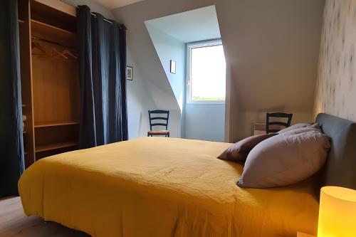 Ένα ή περισσότερα κρεβάτια σε δωμάτιο στο Gîte Ty Berniques