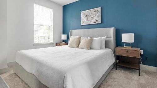 Giường trong phòng chung tại Landing at Eighty One10