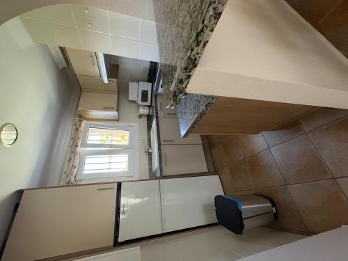 een kamer met een tafel en een raam bij Met y playa in Casas Devesa