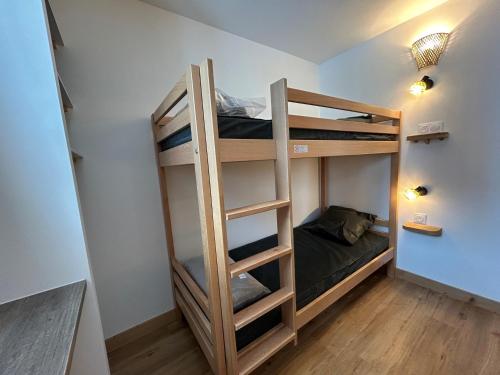 Studio cabine rénové au pied des pistes avec balcon à Tignes