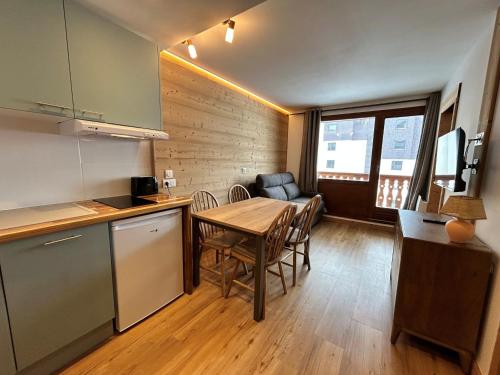 Studio cabine rénové au pied des pistes avec balcon à Tignes
