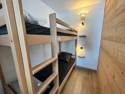 Studio cabine rénové au pied des pistes avec balcon à Tignes