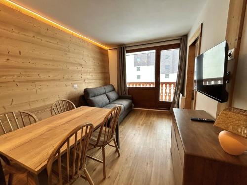 Studio cabine rénové au pied des pistes avec balcon à Tignes