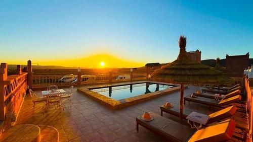 La alberca dentro o cerca de Porte De Sahara Ouzina