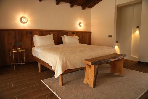 ein Schlafzimmer mit einem großen Bett mit einem hölzernen Kopfteil in der Unterkunft Cevizdibi Loft Villa in Kartepe