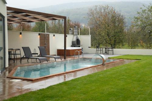 a swimming pool in the middle of a yard at Cevizdibi Loft Villa in Kartepe
