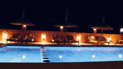 La alberca dentro o cerca de Porte De Sahara Ouzina