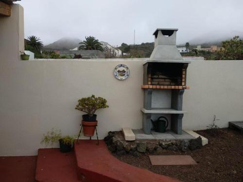 einem kleinen Außenbackofen neben einer Wand in der Unterkunft Casa Rural Aguarijo in Mocanal