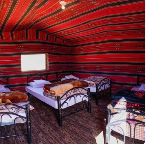 Postel nebo postele na pokoji v ubytování Wadi Rum Bedouin Story Camp & Tours